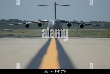 Una C-17 Globemaster III taxi verso il basso la linea di volo dopo lo sbarco, Giugno 20, 2018 a Scott Air Force Base, Illinois. Il velivolo è stato consegna pallet di medicina aeronautica attrezzature di evacuazione a Scott AFB. "La differenza tra [il 375 disponibilità logistica Squadron] e airfield management è che la nostra missione è legata alle persone, aerei cargo e andare e venire dall'aeroporto," ha detto Lt. Col. Kazimir Kostrubala, 375 LRS commander. "La missione di [airfield management] aviatori, per la maggior parte, è quello di gestire l'aviosuperficie correttamente". Foto Stock