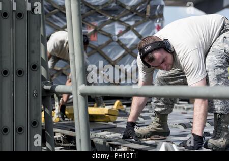 Il personale Sgt. Christopher Britt e Staff Sgt. Marcus Marshall, 375 disponibilità logistica Squadron aviatori, preparare per il trasporto di pallet di medicina aeronautica attrezzature di evacuazione da una C-17 Globemaster III e su un Tunner 60K aeromobili cargo loader, Giugno 20, 2018 a Scott Air Force Base, Illinois. La 375 LRS fornisce servizi logistici come il veicolo di assistenza per le operazioni di manutenzione del veicolo, proprietà personali e di movimento di merci e passeggeri, di viaggio e di come viene visualizzato qui, merci e servizi di flotta. Foto Stock