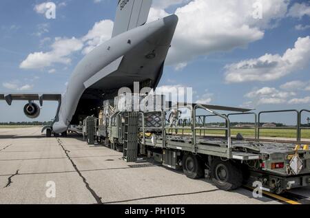 Avieri con il 375 disponibilità logistica squadrone lo scarico di pallet di medicina aeronautica attrezzature di evacuazione da una C-17 Globemaster III, Giugno 20, 2018 a Scott Air Force Base, Illinois. La 375 LRS ha la missione consente al 375 Aria Mobilità ala per offrire Istituto di medicina aeronautica capacità di evacuazione. Foto Stock