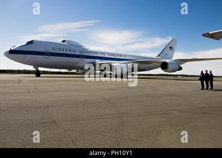 Lt. Gen. Kenneth Wilsbach, xi Air Force commander, Col. David Mineau, 354Fighter Wing Commander, e Chief Master Sgt. Gene Kapuchuck, interim 354FW il comando Capo Comandante Sergente, standby per salutare il Segretario della Difesa James N. Mattis all'arrivo Giugno 24, 2018 a Eielson Air Force Base in Alaska. Mattis ha iniziato il suo settimo viaggio all'Indo-Pacifico regione in Alaska. Egli si recherà in Cina, Corea del Sud e Giappone. Foto Stock