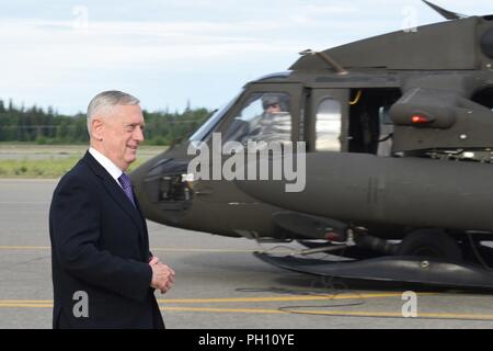 Il Segretario della Difesa James N. Mattis cammina verso un UH-60 Black Hawk elicottero Giugno 25, 2018 sul Eielson Air Force Base in Alaska, linea di volo. Il trasporto in elicottero Mattis a Fort Greely, Alaska, dove ha incontrato con soldati e imparato circa la loro difesa missilistica operazioni e funzionalità. Foto Stock