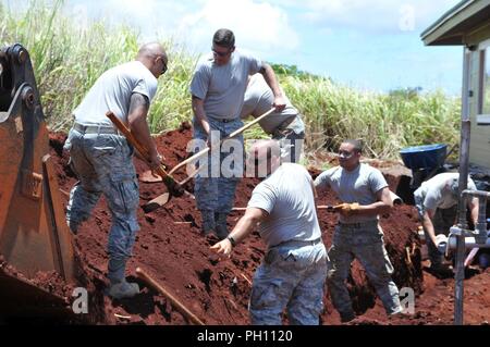 Stati Uniti Air Force aviatori riempire un'area attraverso le linee di comunicazione in prossimità di abitazioni in costruzione al Helemano Plantation in Wahiawa, Hawaii, Giugno 25. La Georgia Air National guardie dal 165Airlift Wing a Savannah, Georgia e 116aria ala di controllo a Robins Air Force Base, Ga., stanno contribuendo alla Aloha Progetto giardino, un'iniziativa del militare degli Stati Uniti di prontezza innovativo programma di formazione. Il programma offre corsi di formazione e di disponibilità per il personale militare mentre gli appalti pubblici e della società civile ha bisogno. Foto Stock