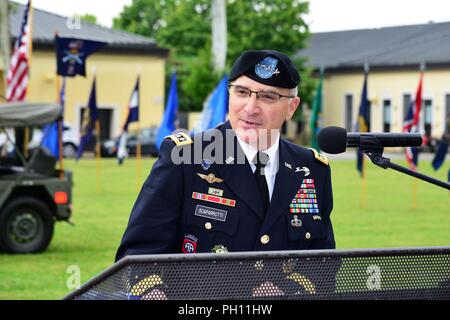 Curtis generale M. Scaparrotti, il Comandante supremo alleato in Europa (SACEUR) commander, offre il suo commento durante il Mag. Gen. Gordon B. "saltare" Davis Jr. cerimonia di pensionamento alla Caserma C. Ederle Vicenza, Italia, 22 giugno 2018. Foto Stock