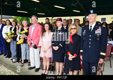 Il Mag. Gen. Gordon B. "saltare" Davis Jr., combinata di sicurezza comando di transizione - Afghanistan, Commander con la sua famiglia e gli amici durante una cerimonia di pensionamento alla Caserma C. Ederle Vicenza, Italia, 22 giugno 2018. Foto Stock