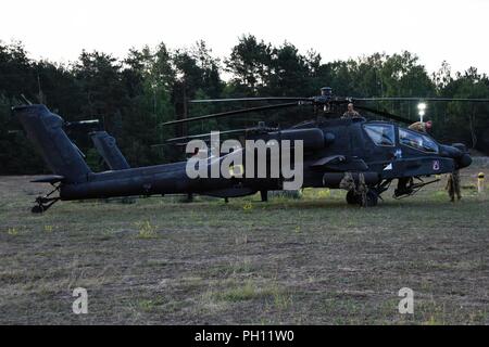 Stati Uniti Soldati con il dodicesimo combattere la Brigata aerea (12 Cabina) preparare il AH-64 Apache e CH-47 elicotteri Chinook per il decollo da Zagan area formazione, Zagan, Polonia, 21 giugno 2018. La cabina 12 ha completato la Saber Strike 2018 esercizi ed è sulla strada del ritorno negli Stati Uniti. Presidio militare di Ansbach, dove la brigata è di stanza. Foto Stock