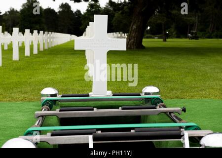 La Normandia, Francia (19 giugno 2018) il recinto di Radioman 2a classe Giulio "Henry" Pieper è preparata per il suo servizio funebre in Normandia Cimitero Americano. Henry Pieper e suo fratello gemello, Radioman 2a classe Ludwig "Louie" Pieper, sono stati entrambi uccisi quando la loro nave, lo sbarco Nave cisterna (LST) 523, colpì una mina subacquea al largo delle coste della Francia il 19 giugno 1944. Louie's resti sono stati trovati subito, ma Henry's rimane non erano identificati fino al dicembre 2017. La famiglia ha chiesto che Henry essere sepolto in Normandia accanto al fratello. Foto Stock