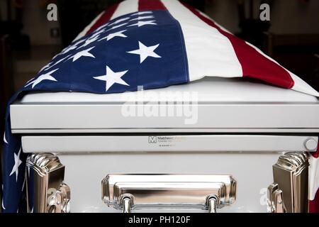 La Normandia, Francia (19 giugno 2018) i resti di Radioman 2a classe Giulio "Henry" Pieper riposo in una cappella in Normandia Cimitero Americano prima di Pieper i funerali del servizio. Henry Pieper e suo fratello gemello, Radioman 2a classe Ludwig "Louie" Pieper, sono stati entrambi uccisi quando la loro nave, lo sbarco Nave cisterna (LST) 523, colpì una mina subacquea al largo delle coste della Francia il 19 giugno 1944. Louie's resti sono stati trovati subito, ma Henry's rimane non erano identificati fino al dicembre 2017. La famiglia ha chiesto che Henry essere sepolto in Normandia accanto al fratello. Foto Stock