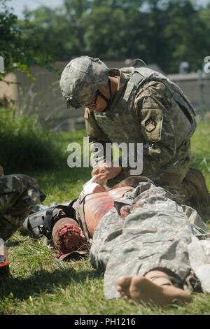 Stati Uniti Army Sgt. Ji Lu, assegnati al 9 chimica, biologica, radiologica, nucleare esplosivo (CBRNE) azienda, valuta la simulazione di una vittima, Fort Dix, New Jersey, 18 giugno 2018.XX CBRNE guerriero migliore concorrenza è una divisione concorso di livello che identifica un soldato e uno non ufficiale incaricato di procedere a FORSCOM del guerriero migliore concorrenza.( U.S. Esercito Foto Stock