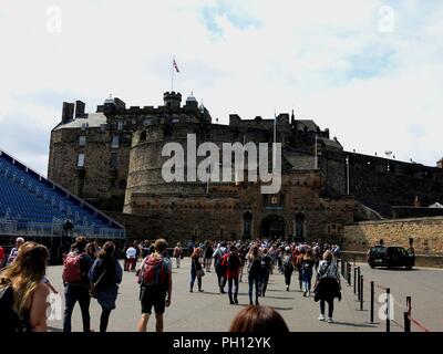 Le persone che visitano il Castello di Edimburgo. Foto Stock