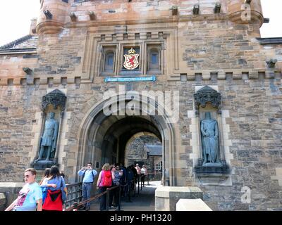 Le persone che visitano il Castello di Edimburgo. Foto Stock