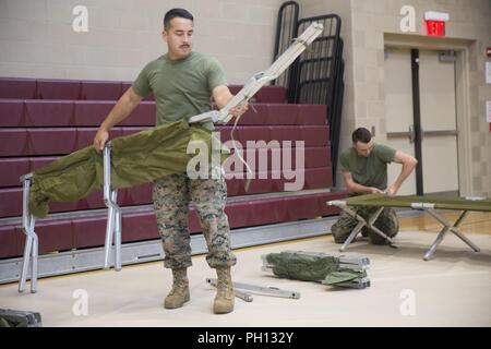 Marine Corps Air Station New River, N.C. - Personale di base con assistenza da parte di elementi del II Marine Expeditionary Force condotti il distruttivo annuale esercizio meteo Carolina Breeze 2018, Giugno 20. L'esercizio consisteva di Marines e marinai in piedi rifugi attraverso Marine Corps base Camp Lejeune e Marine Corps Air Station nuovo fiume così che le installazioni possono essere preparati per distruttivo meteo nella zona. "L'esercizio è stato grande perché prepara i Marines per disastri imprevisti", ha detto PFC. Antonio Garcia, membro del distruttivo meteo team. "I Marines che ricevono t Foto Stock