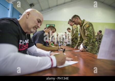 Soldati australiani, con Task Group Taji, ottenere autografi dai membri della National Football League e i falchi di Atlanta durante una visita a Camp Taji, Iraq, 18 giugno 2018. Taji Camp è uno dei quattro Combined Joint Task Force- operazione inerente risolvere la costruzione di capacità del partner location dedicate ai partner di formazione delle forze e il miglioramento della loro efficacia sul campo di battaglia. Foto Stock