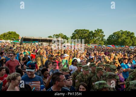 FORT BENNING, Ga. (26 giugno 2018) - La folla a York campo ascolta le prestazioni a Fort Benning giorno dell indipendenza celebrazione. La manovra è il centro di eccellenza e Fort Benning ha aperto le sue porte alla comunità Giugno 23, 2018 nella celebrazione di indipendenza degli Stati Uniti. Foto Stock