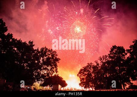 FORT BENNING, Ga. (26 giugno 2018) - Fuochi d'artificio illuminano il cielo sopra il campo di York presso il quartier generale MCoE. La manovra è il centro di eccellenza e Fort Benning ha aperto le sue porte alla comunità Giugno 23, 2018 nella celebrazione di indipendenza degli Stati Uniti. Foto Stock