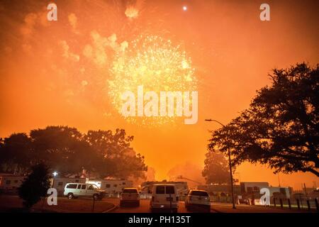 FORT BENNING, Ga. (26 giugno 2018) - Fuochi d'artificio illuminano il cielo sopra il campo di York presso il quartier generale MCoE. La manovra è il centro di eccellenza e Fort Benning ha aperto le sue porte alla comunità Giugno 23, 2018 nella celebrazione di indipendenza degli Stati Uniti. Foto Stock