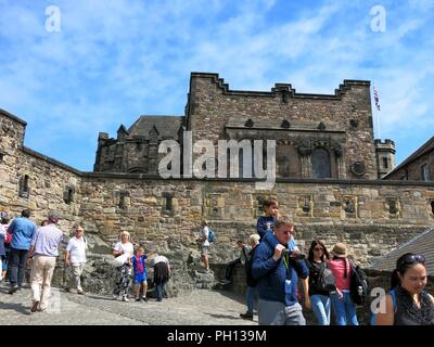 Le persone che visitano il Castello di Edimburgo. Foto Stock