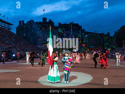 Il 2018 Royal Edinburgh International Tattoo militare al Castello di Edimburgo. Banda Monumental de Mexico Foto Stock