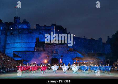 Il 2018 Royal Edinburgh International Tattoo militare sulla spianata del castello di Edimburgo. Tatuaggio Dance Company Foto Stock