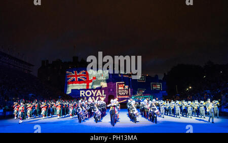 Il 2018 Royal Edinburgh International Tattoo militare sulla spianata del castello di Edimburgo, Scozia, Regno Unito. Il ammassato bande militari Foto Stock