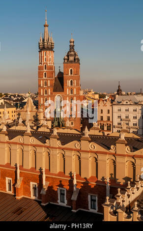 Bella vista aerea della Basilica di Santa Maria in la calda luce del tramonto, Cracovia in Polonia Foto Stock