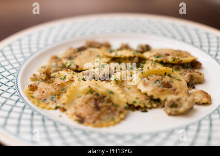 Close-up di una piastra di burro marrone ravioli. Foto Stock