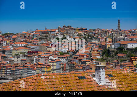 Il quartiere vecchio di Ribeira, sulla sinistra. Campanile della chiesa di Dos Clerigos sulla destra. Da Vilanova de Gaia, vicino al fiume Douro. Porto, Portogallo Foto Stock