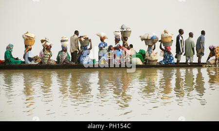 Bani attraversamento fluviale sul giorno di mercato settimanale, lunedì. Djenné, un sito Patrimonio Mondiale dell'Unesco. Mali, Africa occidentale Foto Stock