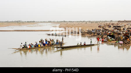 Bani attraversamento fluviale sul giorno di mercato settimanale, lunedì. Djenné, un sito Patrimonio Mondiale dell'Unesco. Mali, Africa occidentale Foto Stock