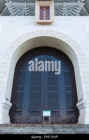 National Chiang Kai-Shek monumento Memorial Hall, chiuso ingresso massiccio, facciata anteriore, porta a Piazza della Libertà (anche Piazza della Libertà), Taipei, Taiwan Foto Stock