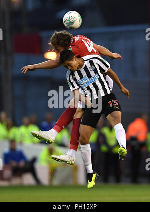 Il Nottingham Forest Michael Hefele (sinistra) e il Newcastle United's Yoshinori Muto (destra) battaglia per la palla in aria durante il Carabao Cup, secondo round corrisponde alla massa della città di Nottingham. Foto Stock