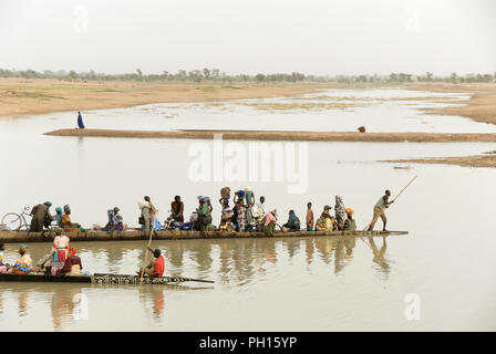 Bani attraversamento fluviale sul giorno di mercato settimanale, lunedì. Djenné, un sito Patrimonio Mondiale dell'Unesco. Mali, Africa occidentale Foto Stock