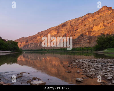 Scogliere e fiume Little Rock Canyon casa campeggio, superiore desolazione canyon a nord del fiume Verde, Utah. Foto Stock