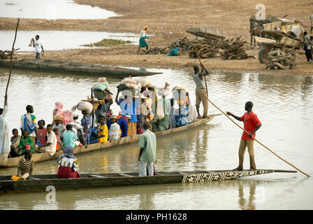 Bani attraversamento fluviale sul giorno di mercato settimanale, lunedì. Djenné, un sito Patrimonio Mondiale dell'Unesco. Mali, Africa occidentale Foto Stock
