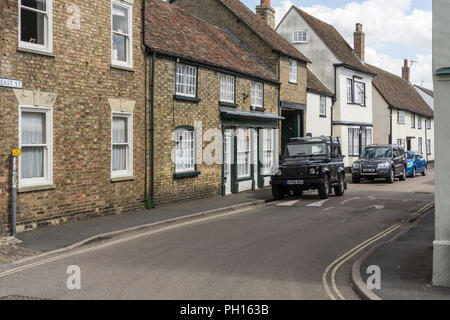 East Street, Kimbolton, Cambridgeshire, Regno Unito; un mix di vecchi ospita alcuni risalenti al medioevo Foto Stock