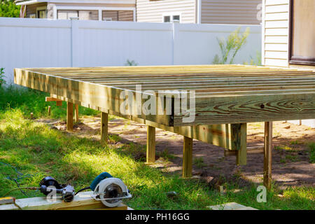 Costruzione del ponte lavori in giardino con alcuni torx sega circolare, affacciato sul cortile paesaggio Foto Stock