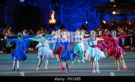 Il 2018 Royal Edinburgh International Tattoo militare sulla spianata del castello di Edimburgo. Tatuaggio Dance Company Foto Stock