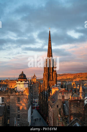 Skyline di Edimburgo al tramonto guardando ad est verso il basso Royal Mile. La Scozia, Regno Unito Foto Stock