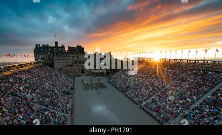 Il 2018 Royal Edinburgh International Tattoo militare sulla spianata del castello di Edimburgo, Scozia, Regno Unito Foto Stock