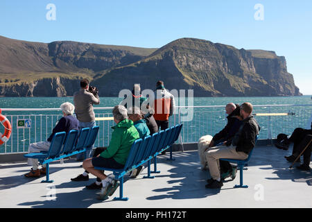 Il traghetto Northlink MV Hamnavoe passando Ward Hill e le scogliere di St John's testa su Hoy, isole Orcadi, Scozia Foto Stock