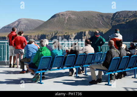 Il traghetto Northlink MV Hamnavoe passando il Cuilags, sulla sinistra, e Ward Hill su Hoy, isole Orcadi, Scozia Foto Stock