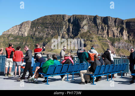 Il traghetto Northlink MV Hamnavoe passando per le scogliere di St John's testa su Hoy, isole Orcadi, Scozia Foto Stock