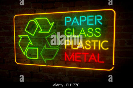 Icona di riciclo al neon di luce. Lettering elettrico e il simbolo sulla parete dello sfondo. Ecologia e segregazione dei rifiuti 3D'illustrazione. Foto Stock