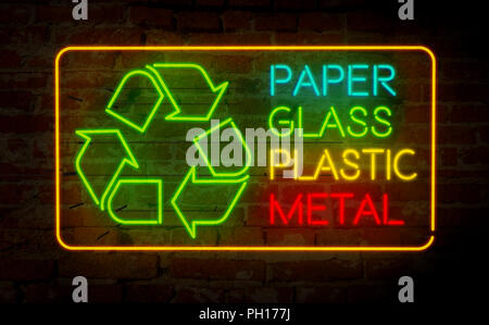 Icona di riciclo al neon di luce. Lettering elettrico e il simbolo sulla parete dello sfondo. Ecologia e segregazione dei rifiuti 3D'illustrazione. Foto Stock