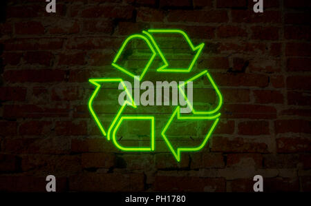 Icona di riciclo al neon di luce. Lettering elettrico e il simbolo sulla parete dello sfondo. Ecologia e segregazione dei rifiuti 3D'illustrazione. Foto Stock