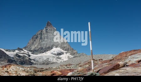 Vista sul Cervino lungo il percorso di trekking da Trockener Steg a Schwarzsee nelle alpi svizzere, lunedì 22 agosto 2016, vicino a Zermatt, Svizzera. Foto Stock
