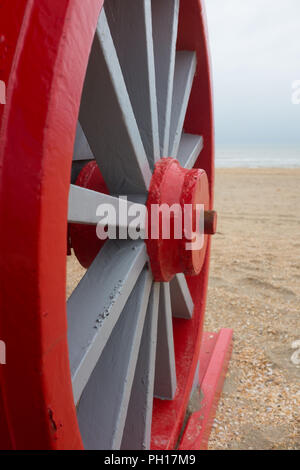 Close-up di ruota della pittoresca spiaggia di casa, domenica 31 maggio 2015, a De Panne, Belgio. De Panne è noto per la sua collezione di vintage cabine da spiaggia. Foto Stock