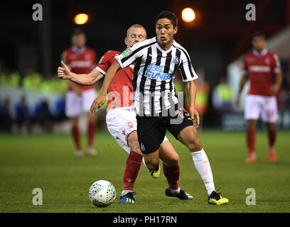 Yoshinori Muto di Newcastle United (a destra) in azione durante la Carabao Cup, seconda partita al City Ground di Nottingham. PREMERE ASSOCIAZIONE foto. Data immagine: Mercoledì 29 agosto 2018. Scopri la storia della Pennsylvania SOCCER Forest. Il credito fotografico dovrebbe essere: Joe Giddens/PA Wire. RESTRIZIONI: Nessun utilizzo con audio, video, dati, elenchi di apparecchi, logo di club/campionato o servizi "live" non autorizzati. L'uso in-match online è limitato a 120 immagini, senza emulazione video. Nessun utilizzo nelle scommesse, nei giochi o nelle pubblicazioni di singoli club/campionati/giocatori. Foto Stock