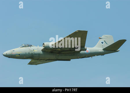 Royal Air Force, RAF English Electric Canberra PR9 aereo d'epoca che vola nel cielo blu. Ricognizione fotografica di aerei spia Canberra PR9 XH131 di costruzione corta Foto Stock