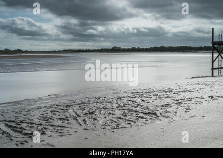Riverside a piedi lungo il fiume Wyre a Skippool Creek su un soleggiato agosto mattina a come la marea era venuta a. Popolare con le imbarcazioni da diporto, numerosi pontili Foto Stock