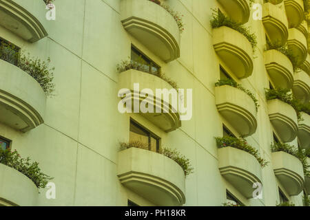 La bella architettura design pattern della terrazza. Molte finestre e balcone su edificio residenziale hotel. Hotel appartamento balcone pattern texture. Ext Foto Stock